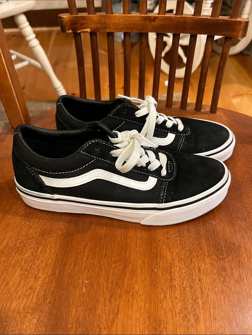 Vans Black and White Low-Top girls sneakers